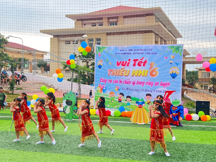 TO CHUC VUI TET THIEU NHI 1-6 CHO CON CAN BO CHIEN SI TRONG DON VI 2